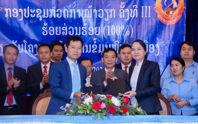Lễ bàn giao và đưa vào sử dụng Hệ thống đăng ký thông tin và quản lý hộ tịch giữa đại diện Công ty Star Telecom (trái) với phía Lào.