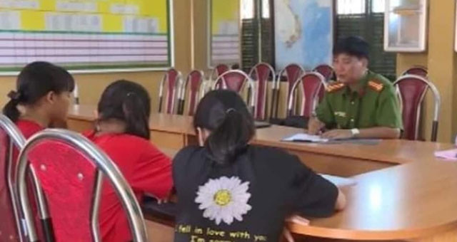 Ba học sinh Trường phổ thông dân tộc nội trú làm việc với Công an huyện Thanh Sơn.