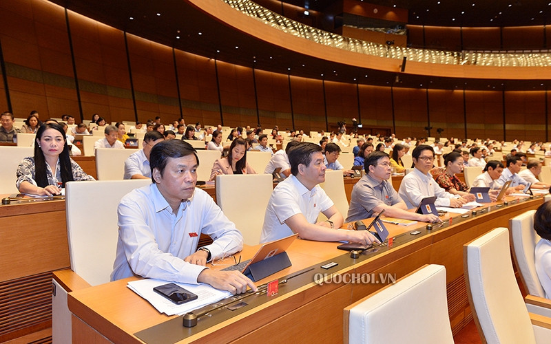 Đại biểu Quốc hội bấm nút thông qua luật, sáng 18-6. Ảnh: Quochoi.vn