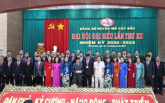 Ban Chấp hành Đảng bộ huyện Mỏ Cày Bắc, nhiệm kỳ 2020 – 2025, ra mắt đại hội.
