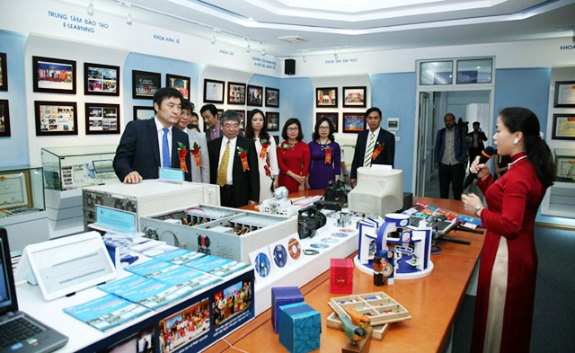 Triển lãm quốc tế về quá trình phát triển công nghệ đào tạo trực tuyến của Trường đại học Mở Hà Nội.