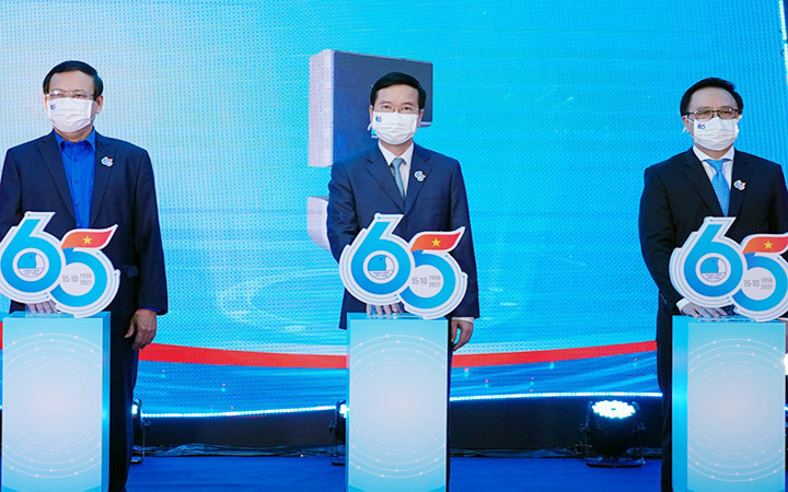 Đồng chí Võ Văn Thưởng và các đại biểu ấn nút khởi động hành trình "Đồng hành cùng 650 trẻ em mồ côi". Ảnh: NGỌC THẮNG