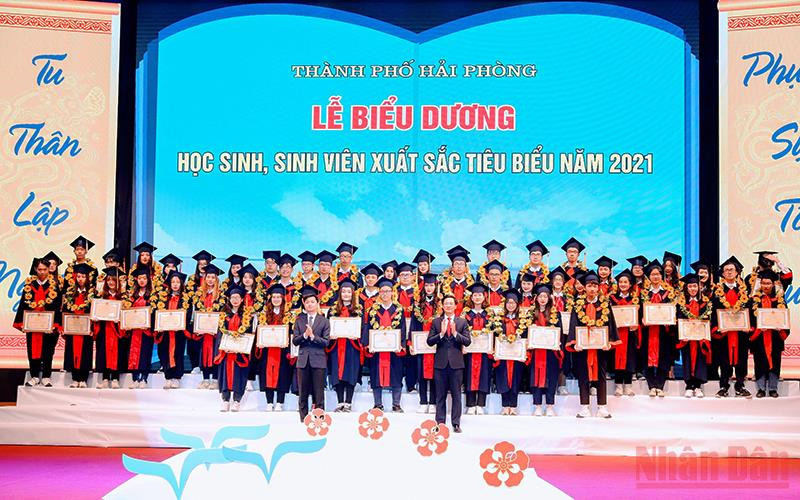 Tôn vinh các học sinh, sinh viên tiêu biểu.