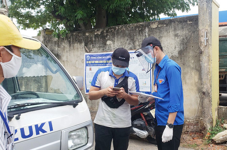 Hỗ trợ người dân khai báo thông tin điện tử. 