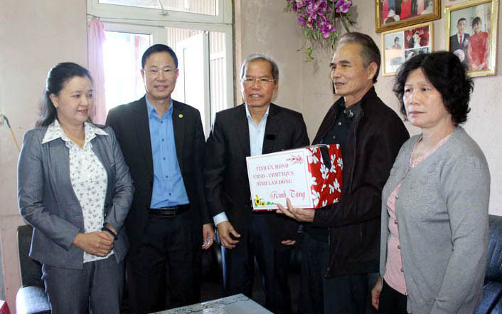 Bí thư Tỉnh ủy Lâm Đồng Nguyễn Xuân Tiến (giữa), thăm gia đình chính sách tiêu biểu tại huyện Lạc Dương (Ảnh: N.T)