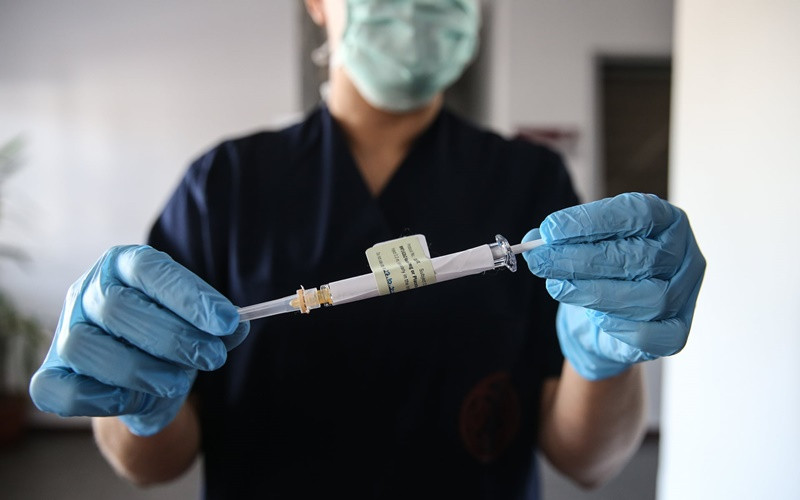 Một ống tiêm vaccine do Pfizer và BioNTech phối hợp phát triển. (Ảnh: Anadolu Agency/Getty Images)