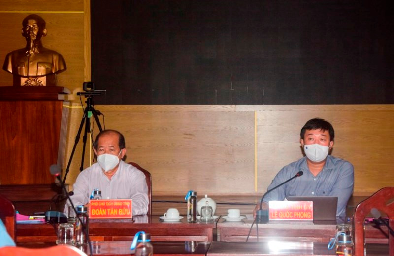 Bí thư Tỉnh ủy Đồng Tháp Tháp Lê Quốc Phong phát biểu tại buổi làm việc với thành phố Sa Đéc, tối 11/8.