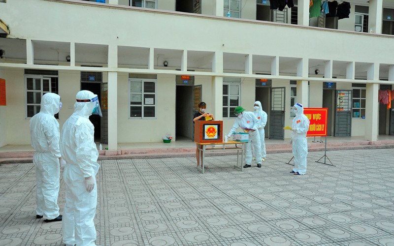 Cử tri thực hiện quyền bầu cử tại khu cách ly tập trung.