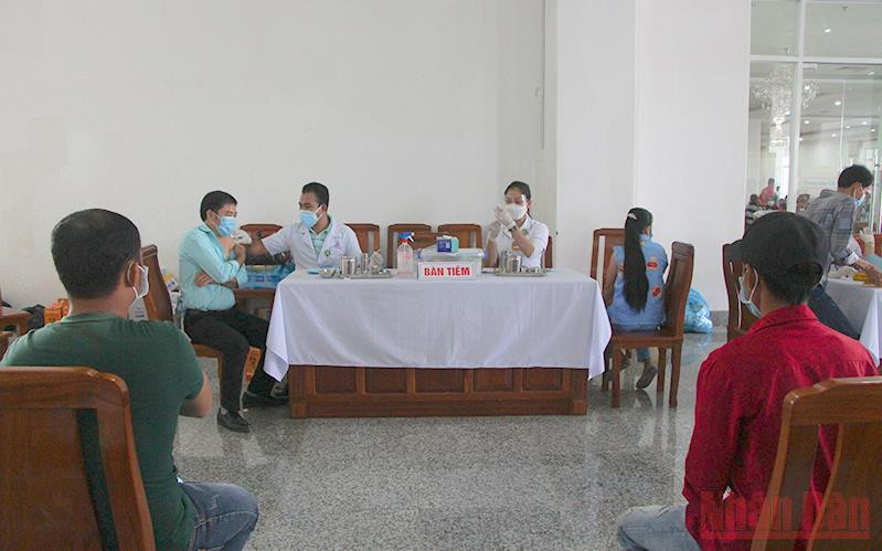 Hậu Giang tăng cường tiêm mũi 3 vaccine phòng Covid-19 cho người dân.