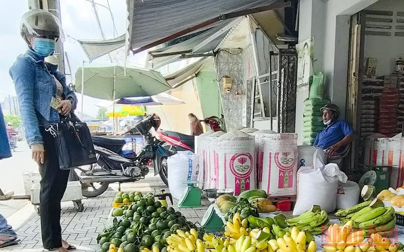 Một tiểu thương tại phường 2, thành phố Cao Lãnh đeo khẩu trang theo kiểu đối phó.