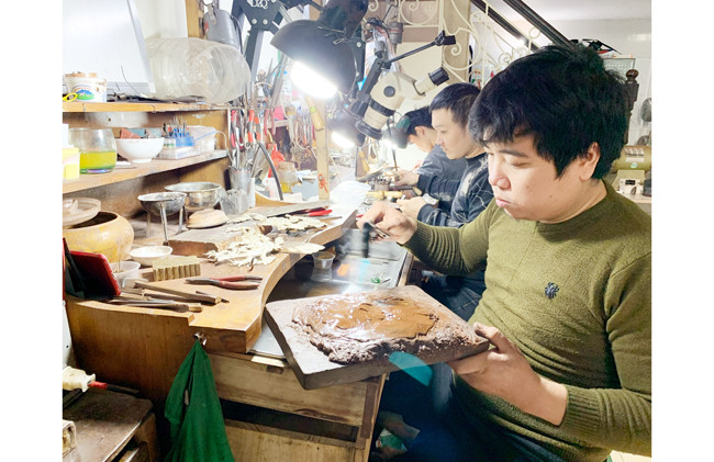 Anh Nguyễn Văn Thượng trong xưởng kim hoàn của mình.