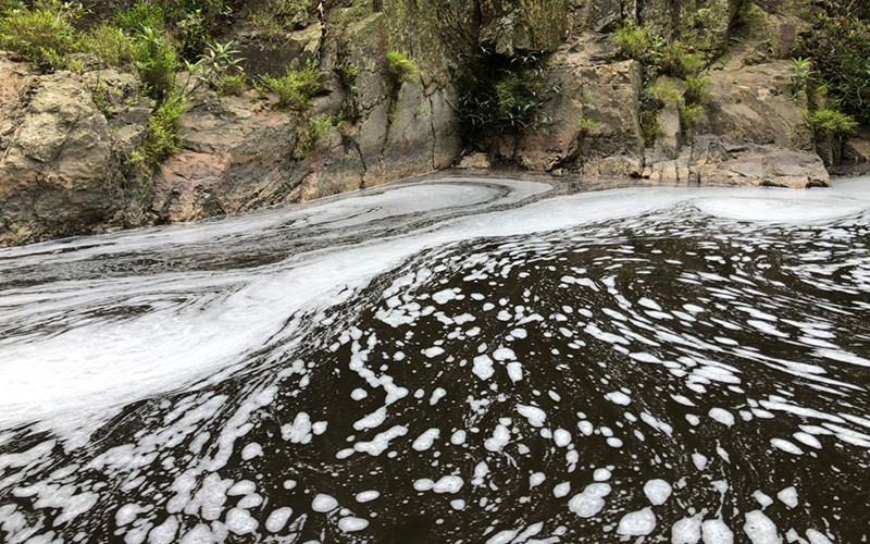 Nguồn nước suối Cái thường xuyên sủi bọt, bốc mùi hôi thối.