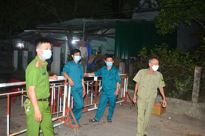 Lực lượng chức năng trắng đêm canh chốt tại khu vực BN 419 sinh sống.