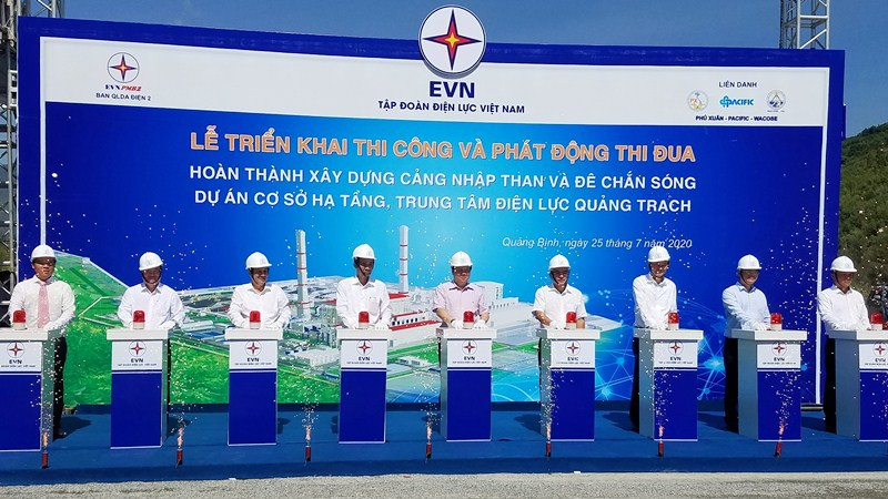 Bấm nút khởi công các công trình hạ tầng của Trung tâm Điện lực Quảng Trạch.