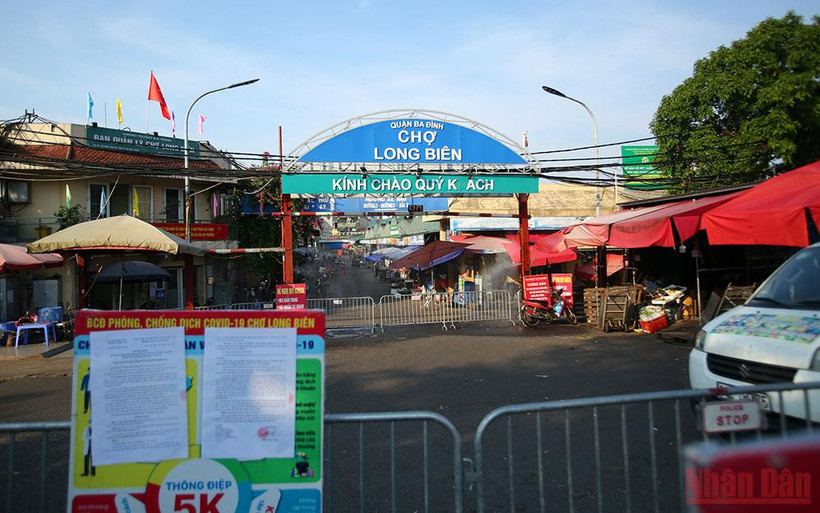 Khu vực phong tỏa chợ Long Biên. Ảnh: ĐĂNG ANH