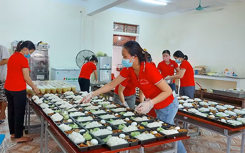 Giáo viên Trường mầm non 1 Tân Lâm Hương (huyện Thạch Hà, tỉnh Hà Tĩnh) hỗ trợ hàng nghìn suất ăn miễn phí phục vụ người dân cách ly y tế tại trường.