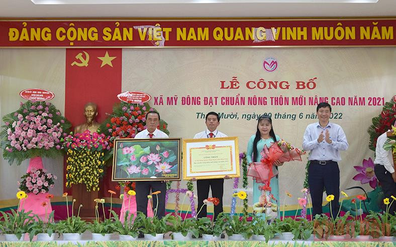 Chủ tịch UBND tỉnh Đồng Tháp Phạm Thiện Nghĩa trao quyết định công nhận xã Mỹ Đông đạt chuẩn nông thôn mới nâng cao.