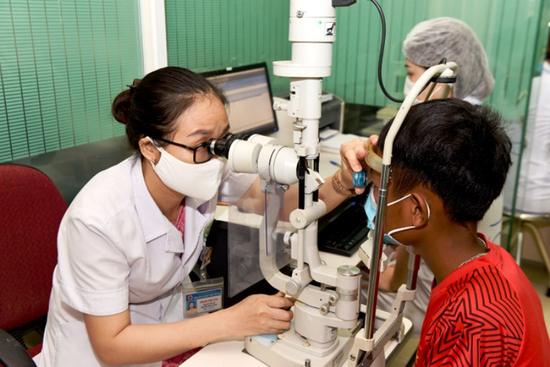 Hơn 120 học sinh nghèo, mồ côi người dân tộc thiểu số đã được khám bệnh miễn phí.