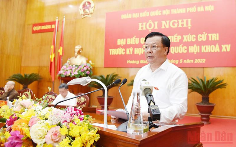 Đồng chí Đinh Tiến Dũng phát biểu tại buổi tiếp xúc cử tri sáng 11/5.