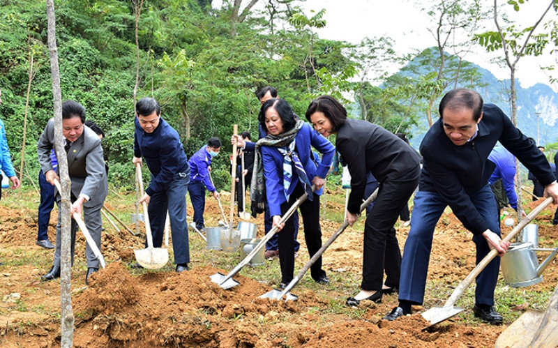 Đồng chí Trương Thị Mai, Ủy viên Bộ Chính trị, Bí thư T.Ư Đảng, Trưởng Ban Dân vận T.Ư cùng các đại biểu trồng cây lưu niệm trong quần thể Khu di tích lịch sử Quốc gia đặc biệt Tân Trào. 