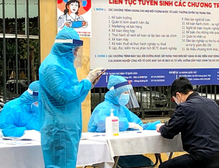 Lấy mẫu xét nghiệm SARS-CoV-2 tại quận Hai Bà Trưng. (Ảnh: NgUYÊN TRANG)