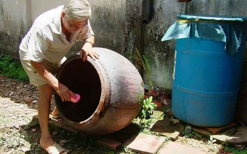 Người dân chủ động diệt loăng quăng phòng bệnh sốt xuất huyết.