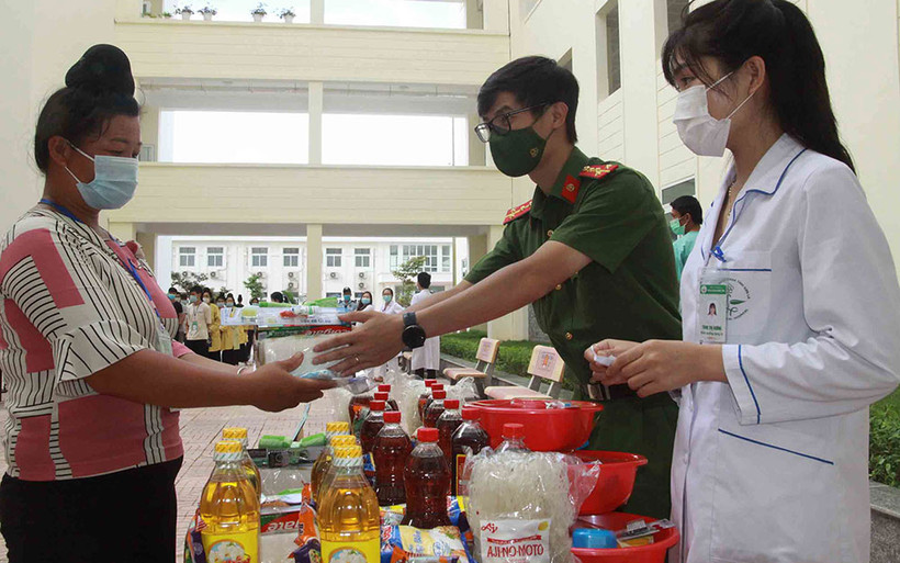 Các tình nguyện viên phát hàng hỗ trợ cho các bệnh nhân.