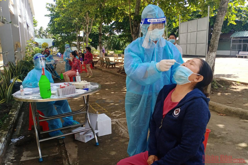 Sáng 29-6, ngành chức năng tập trung lấy mẫu xét nghiệm các trường hợp trong khu vực phong tỏa. 