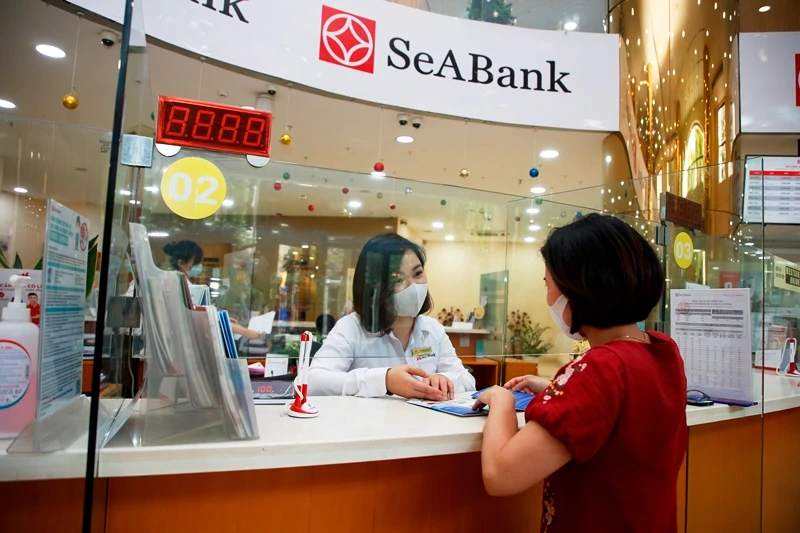 Giao dịch khách hàng tại chi nhánh SeABank.