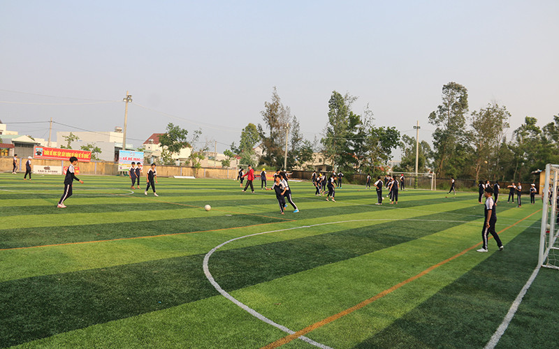 Sân bóng đá mini do Hoiana tài trợ.