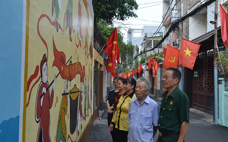 Cô Vũ Thúy Hòa (thứ ba, từ trái sang).