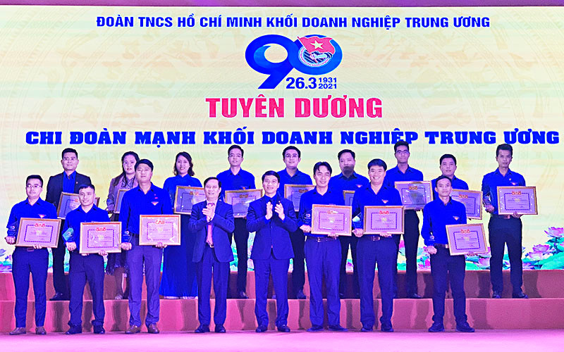 Lãnh đạo Khối Doanh nghiệp T.Ư và T.Ư Đoàn trao Bằng khen tặng các đơn vị chi đoàn mạnh trong Khối.