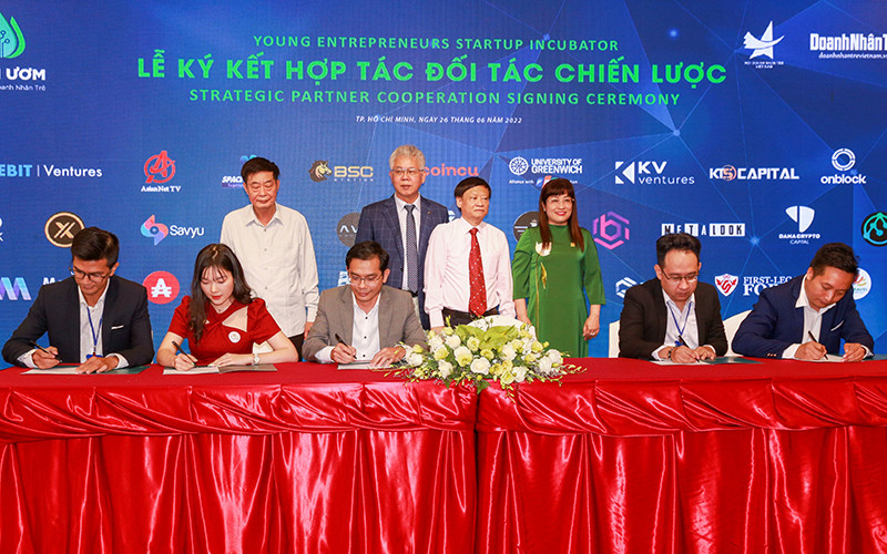 Các đối tác chiến lược ký kết thỏa thuận tài trợ Vườn ươm“Khởi nghiệp doanh nhân trẻ” tại buổi ra mắt. (Ảnh: CTV)