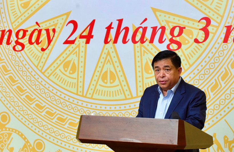 Bộ trưởng Kế hoạch và Đầu tư Nguyễn Chí Dũng báo cáo tại Hội nghị. Ảnh: TRẦN HẢI