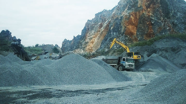 Việc khai thác đá diễn ra không đúng quy định.