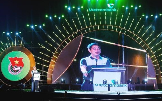 Đồng chí Nghiêm Xuân Thành, Ủy viên BTV Đảng uỷ Khối DNTW, Bí thư Đảng ủy, Chủ tịch Hội đồng Quản trị Ngân hàng TMCP Ngoại thương Việt Nam phát biểu chỉ đạo tại Đêm tổng kết Hội trại.