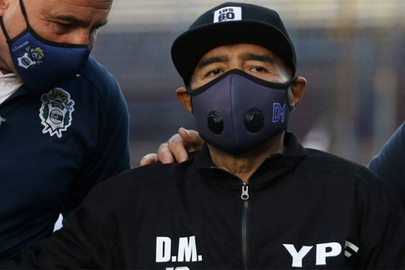 Maradona cần sự giúp đỡ để lên khán đài vào hôm 30-10. 