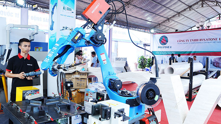 Chuyển đổi số đem lại cơ hội rất lớn cho các DN nhỏ và vừa tăng sức cạnh tranh. Ảnh: NAM ANH