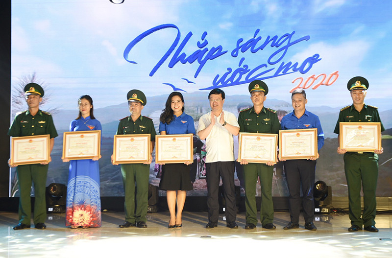 Chủ tịc UBND tỉnh tặng bằng khen các đơn vị thực hiện tốt chương trình “Nâng bước em đến trường”, mô hình “Con nuôi Biên phòng”.