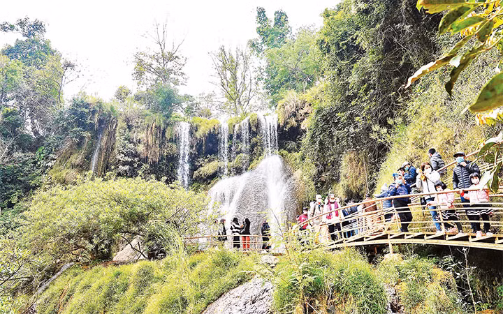 Khách du lịch tham quan Mộc Châu, tỉnh Sơn La trong dịp Tết Nguyên đán Nhâm Dần. (Ảnh: DUY ĐĂNG)