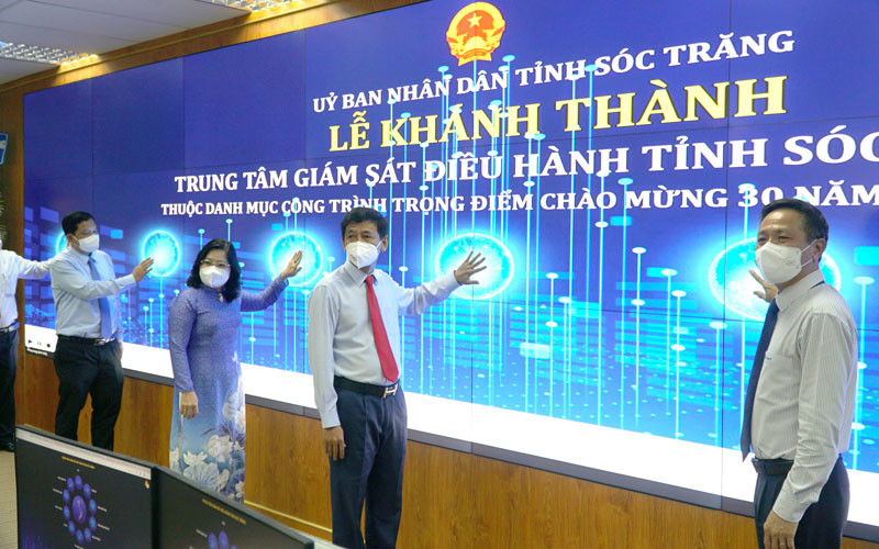 Lãnh đạo tỉnh Sóc Trăng và Tập đoàn VNPT thực hiện nghi thức khánh thành Trung tâm.