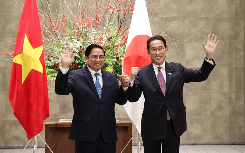 Thủ tướng Nhật Bản Kishida Fumio đón Thủ tướng Phạm Minh Chính. (Ảnh: Dương Giang/TTXVN)