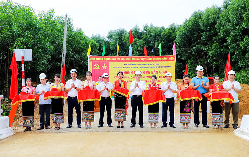 Các đại biểu cắt băng khánh thành cầu. (Ảnh: Phạm Bằng)