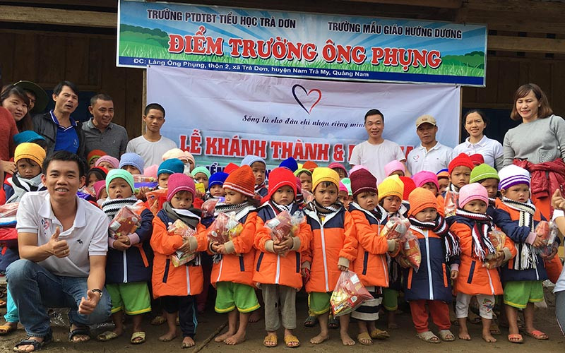 Lễ khánh thành điểm trường Ông Phụng, làng Ông Phụng, xã Trà Ðơn, huyện Nam Trà My (Quảng Nam) bằng kinh phí hỗ trợ của CLB “Bạn thương nhau”.