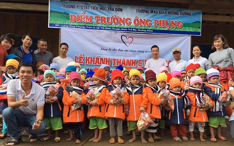 Lễ khánh thành điểm trường Ông Phụng, làng Ông Phụng, xã Trà Ðơn, huyện Nam Trà My (Quảng Nam) bằng kinh phí hỗ trợ của CLB “Bạn thương nhau”.