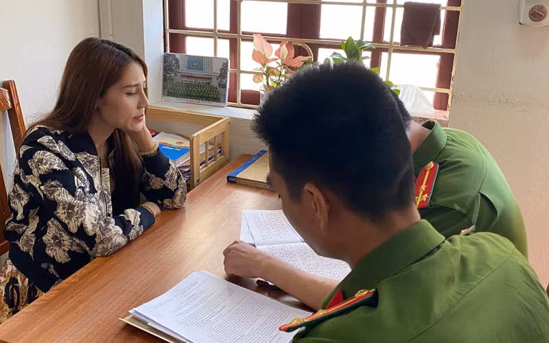 Công an xét hỏi, lấy lời khai của Cao Thị Ninh.