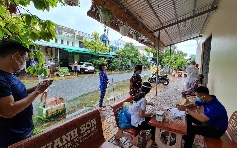 Lấy mẫu test nhanh sàng lọc cộng đồng ở phường 1, TP Cà Mau. 