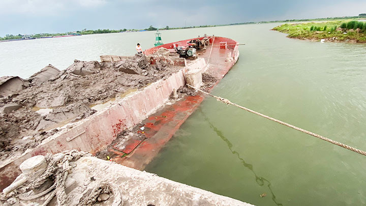 800 m3 đất trên hai con tàu bị cơ quan chức năng bắt giữ ở địa bàn xã Đại Đức, Kim Thành, Hải Dương. 