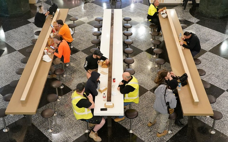 Người dân dùng bữa trong 1 khu ẩm thực của Sydney, Australia, ngày 11/10. (Ảnh: Reuters)