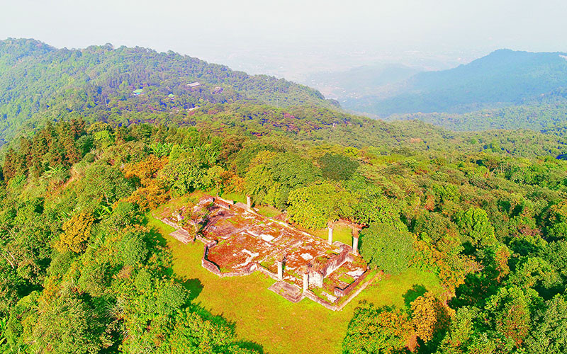 Tàn tích một biệt thự cũ trên đỉnh Ba Vì.